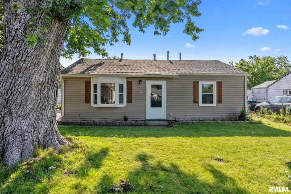 7211 Cedar St, Davenport, IA 52806 - photo 1