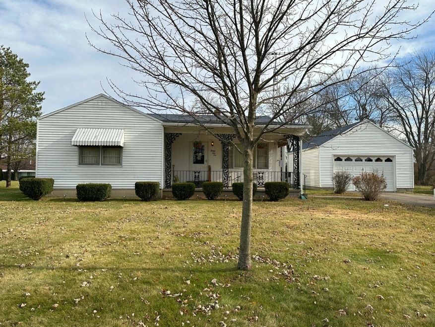 front of home with garage