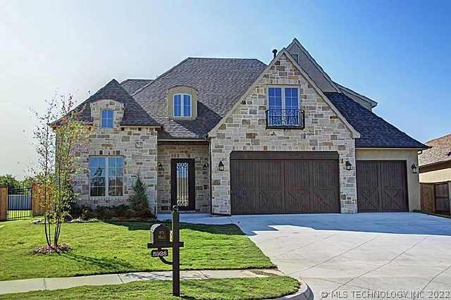 Beautiful design located on a cul-de-sac. Beautifu