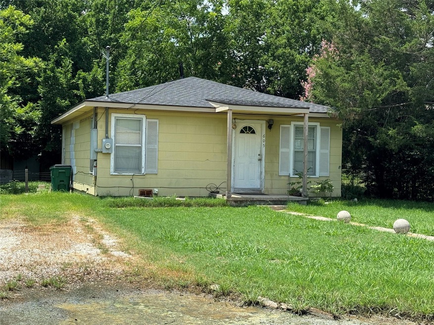 605 S Howeth St, Gainesville, TX 76240 - photo 1