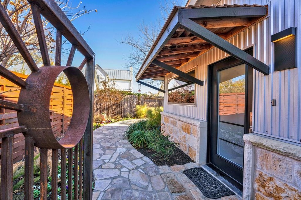 603 N Cherry St, Fredericksburg, TX 78624 - photo 1