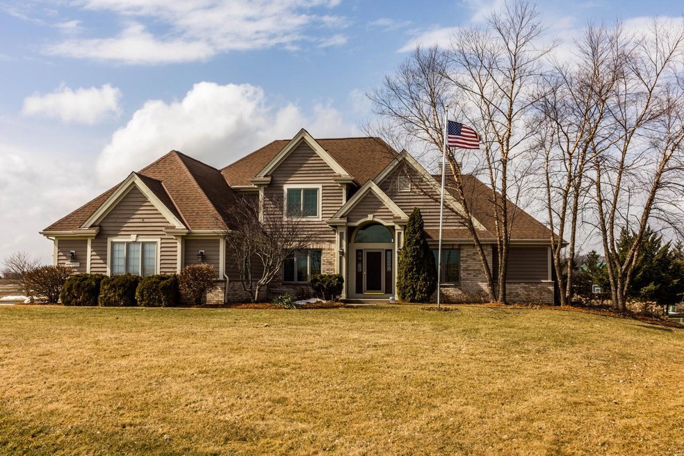 N55W27222 James Dr, Pewaukee, WI 53072 - photo 1