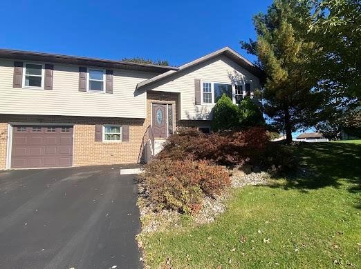 1775 Peachtree Cir, Whitehall, PA 18052 - photo 1