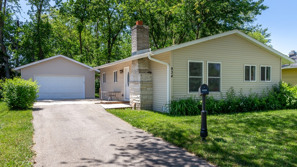 934 Berkley St, Carpentersville, IL 60110 - photo 1