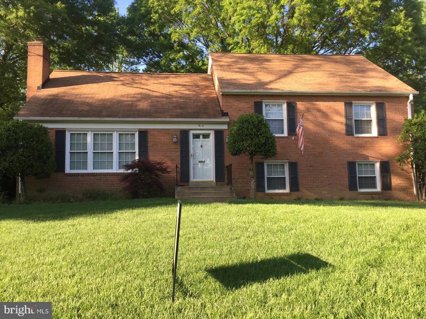 914 Waynewood Blvd, Alexandria, VA 22308 - photo 1