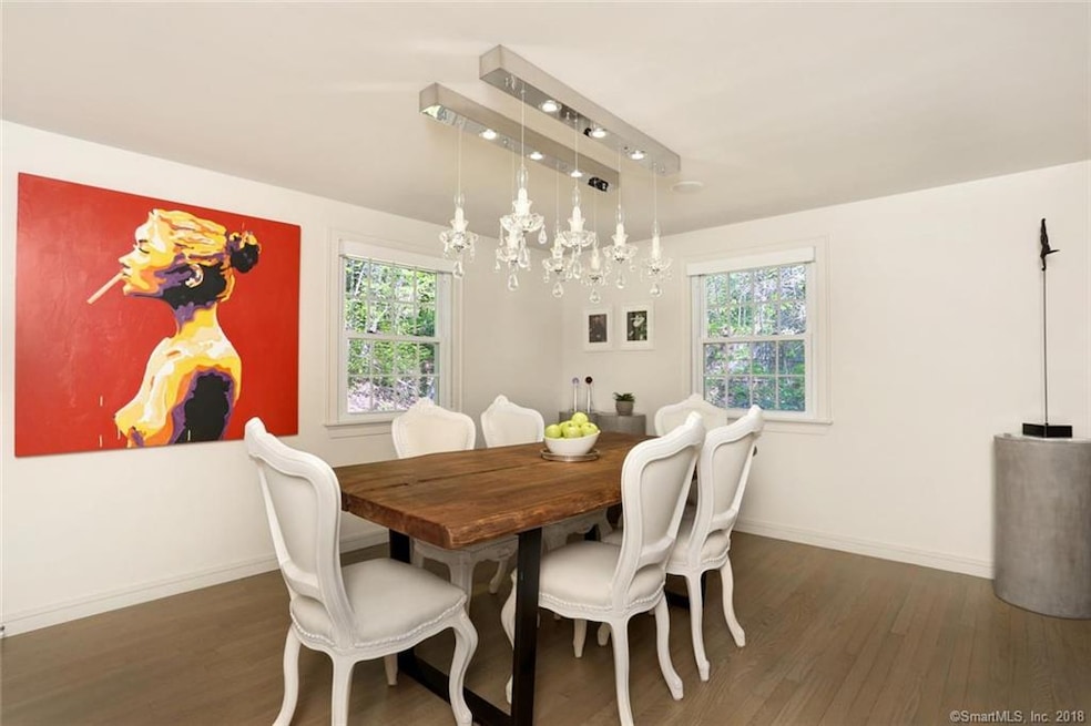 Chic dining room w/chandelier