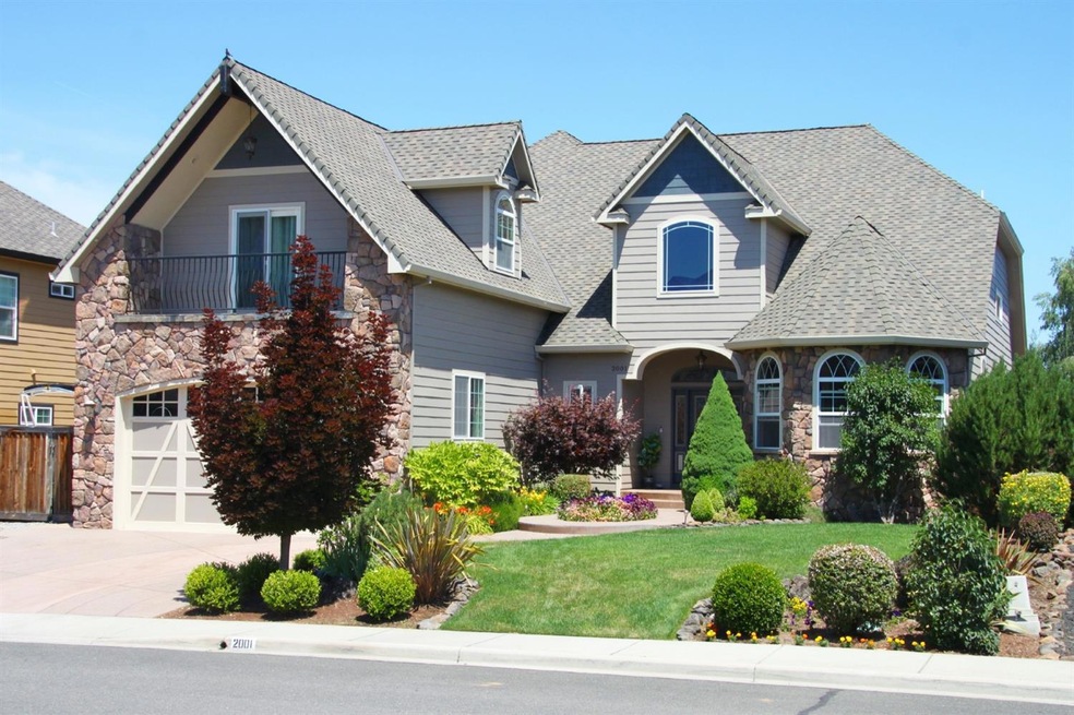 2001 Bluegrass Dr, Central Point, OR 97502 - photo 1