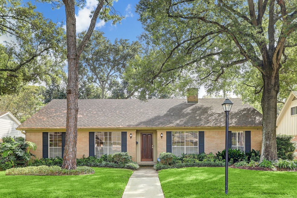 10031 Meadow Lake Ln, Houston, TX 77042 - photo 1