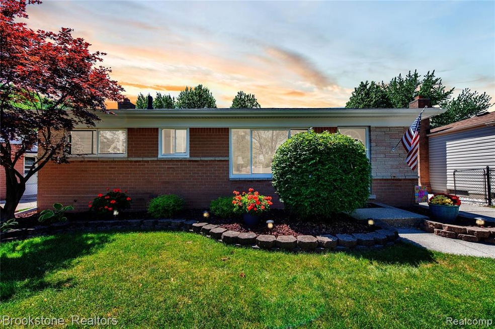 30717 Mayflower St, Roseville, MI 48066 - photo 1