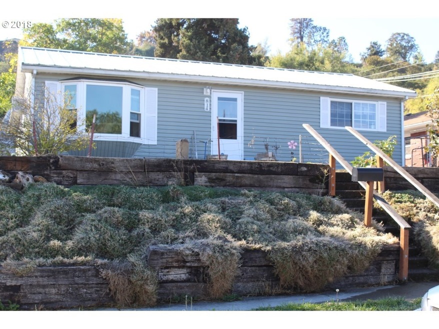 814 E 14th St, the Dalles, OR 97058 - photo 1