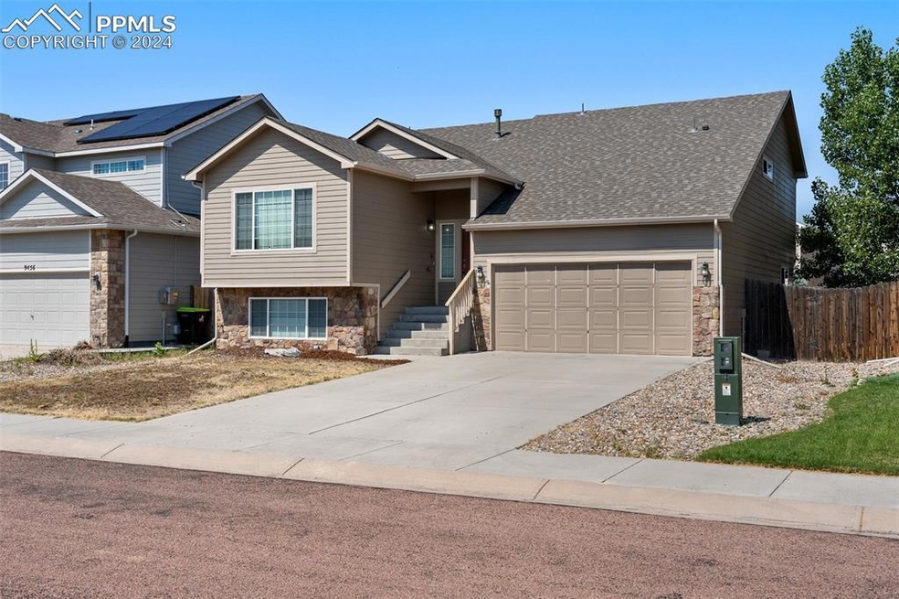 Move right into this great home! Close to everythi