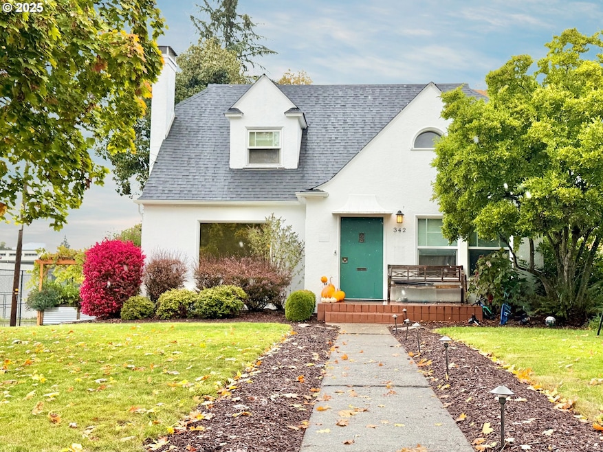 342 W Chapman Ave, Roseburg, OR 97470 - photo 1