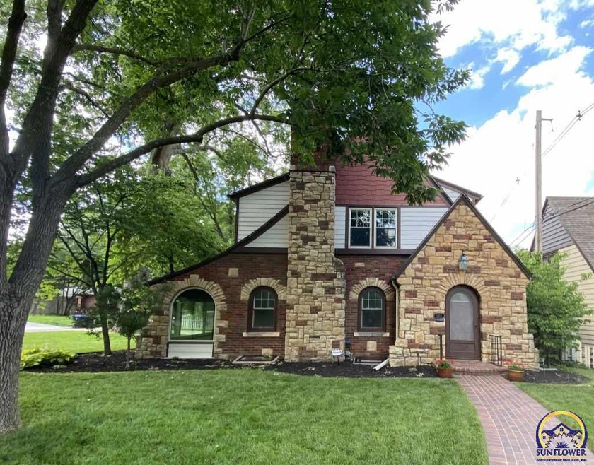 3424 SW Avalon Ln, Topeka, KS 66604 - photo 1