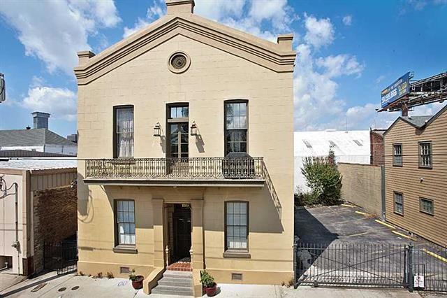 Photo. The balcony across the entire front of the