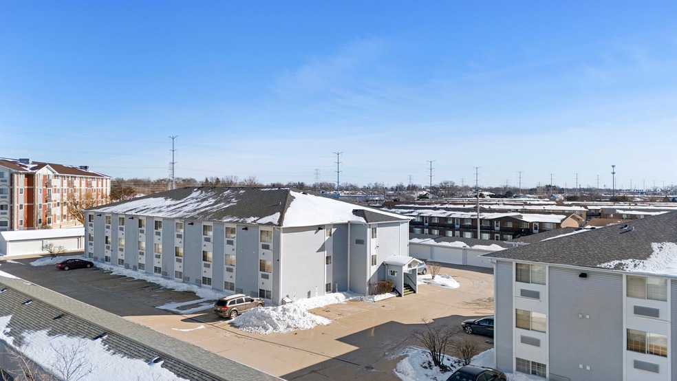 3130 W Monroe St unit 317, Waukegan, IL 60085 - photo 1