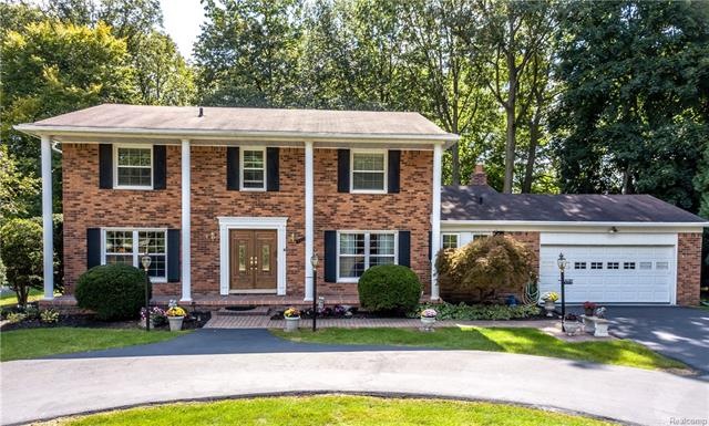 BEAUTIFUL COLONIAL IN ROLLING HILLS SUBDIVISION