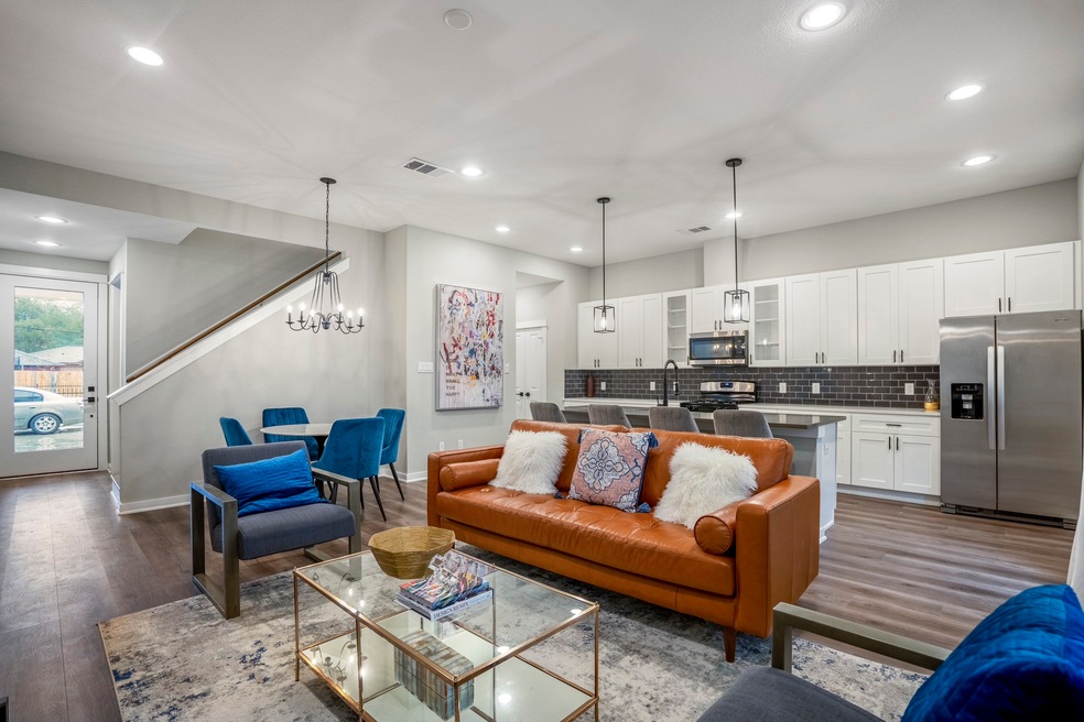 8438 Berry Green Ln, Houston, TX 77022 - photo 1