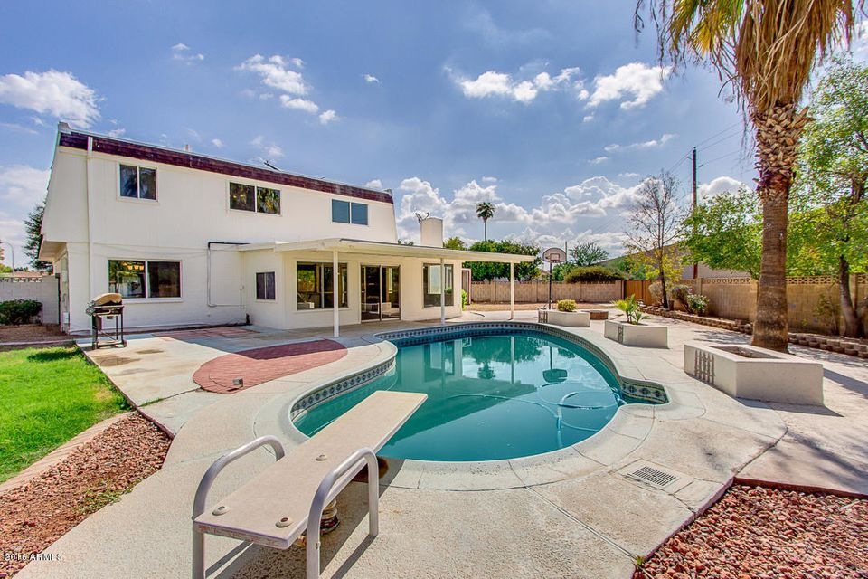 Huge Backyard w/ Diving Pool!