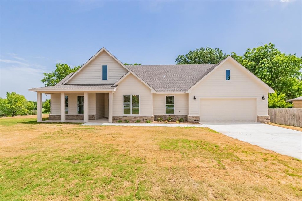 16 Quail Run St, Gainesville, TX 76240 - photo 1