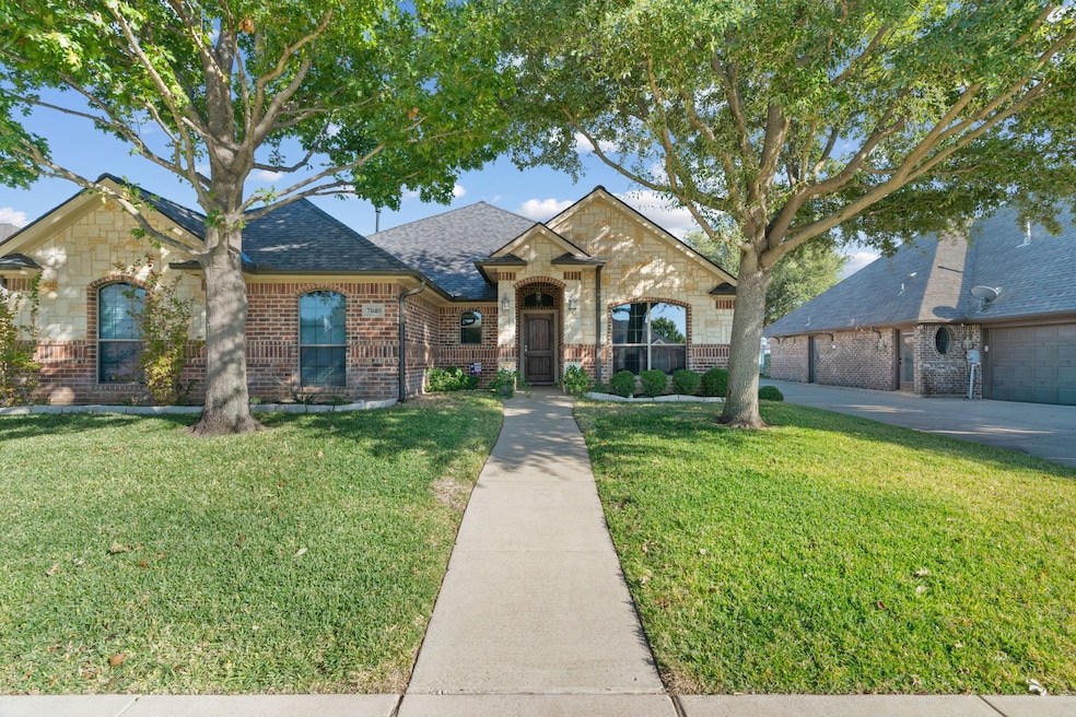 7040 Ridge Crest Dr, North Richland Hills, TX 76182 - photo 1