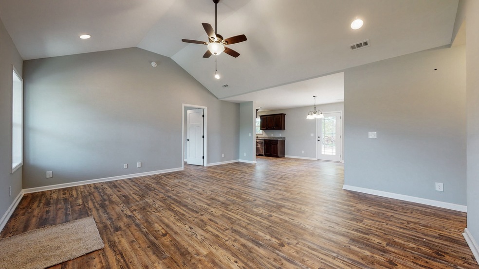 114 E Bomar Ct, Shelbyville, TN 37160 - photo 1