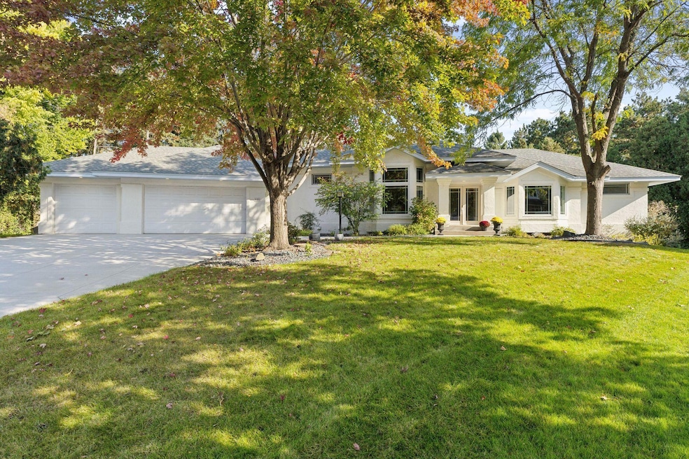 681 Cedar View Ct, Saint Paul, MN 55126 - photo 1