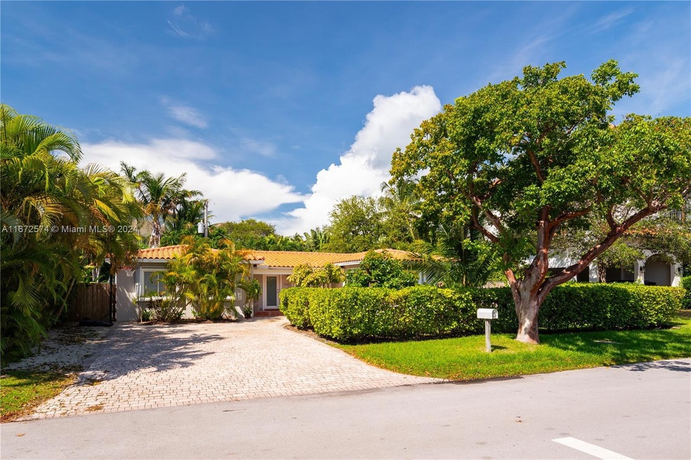 784 Ridgewood Rd, Key Biscayne, FL 33149 - photo 1