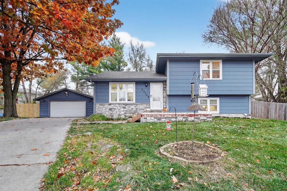 2218 E Caulder Ct, Des Moines, IA 50320 - photo 1