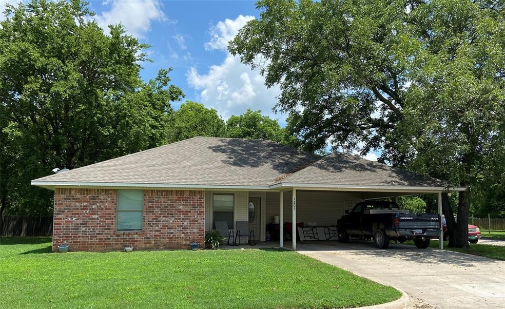 1209 Moss St, Gainesville, TX 76240 - photo 1