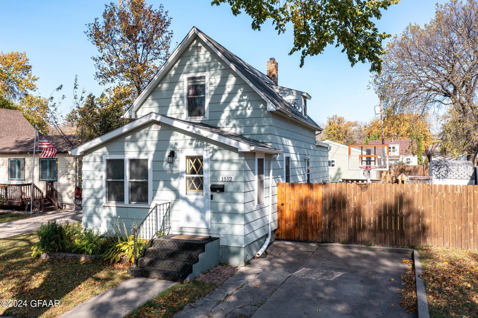 1512 8th Ave N, Grand Forks, ND 58203 - photo 1