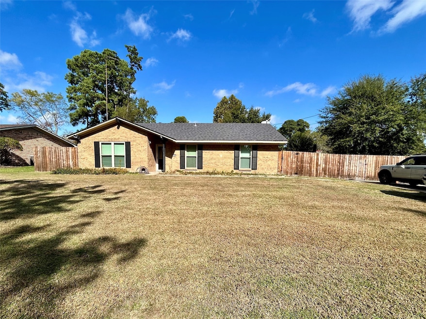 113 E Larkspur, White Oak, TX 75693 - photo 1