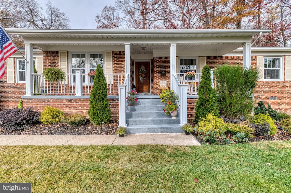 18498 Running Pine Ct, Triangle, VA 22172 - photo 1