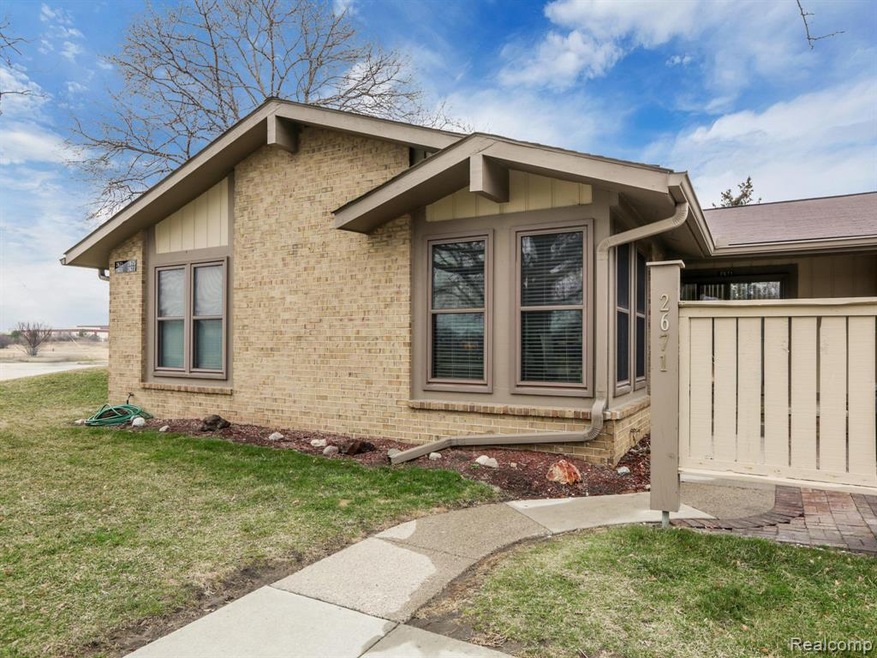 2671 Roundtree Dr Troy MI-001-004-2671 Roundtree D