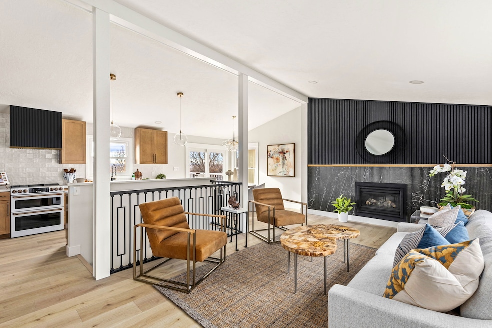 Open concept livingroom, diningroom, kitchen