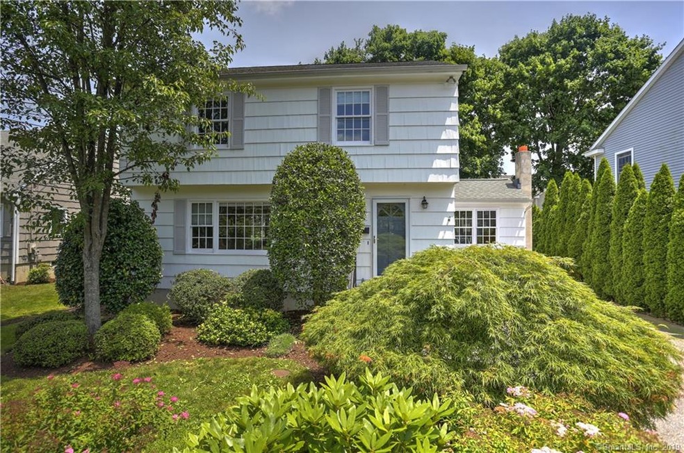 561 S Pine Creek Rd, Fairfield, CT 06824 - photo 1