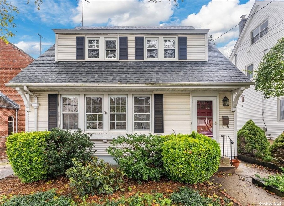 33 Astor Place, Williston Park, NY 11596 - photo 1