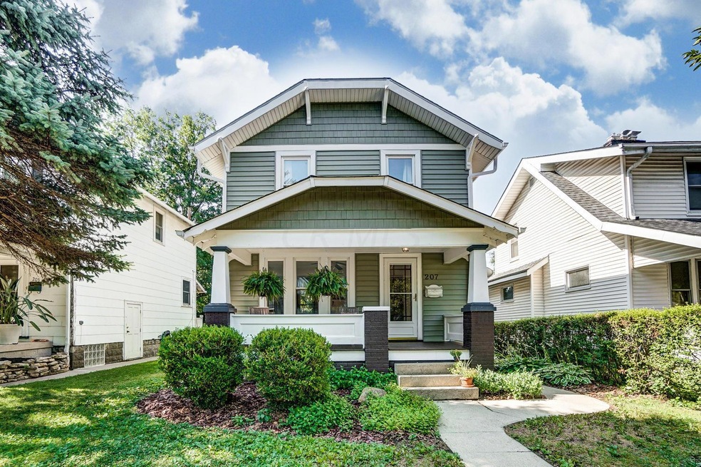 Welcome home to 207 W. Lakeview Ave!