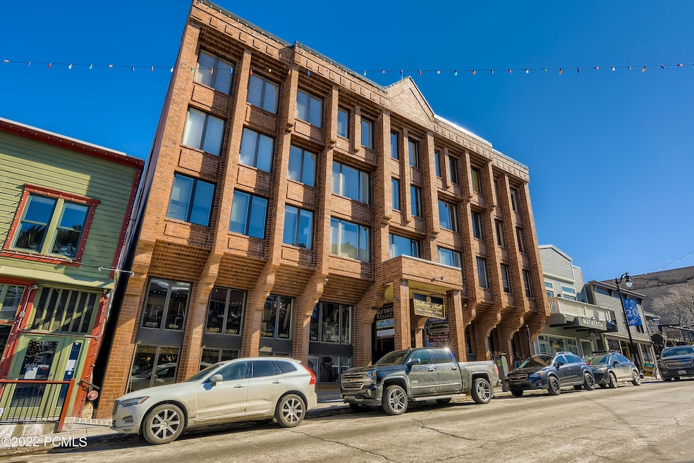 02 Exterior Front
