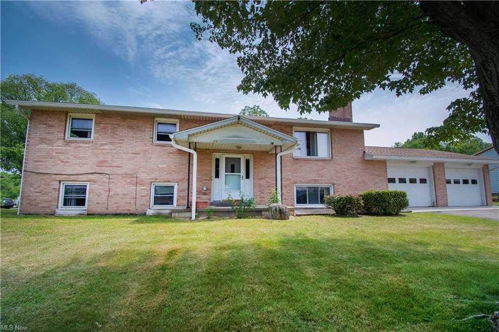 Welcome to this charming duplex.