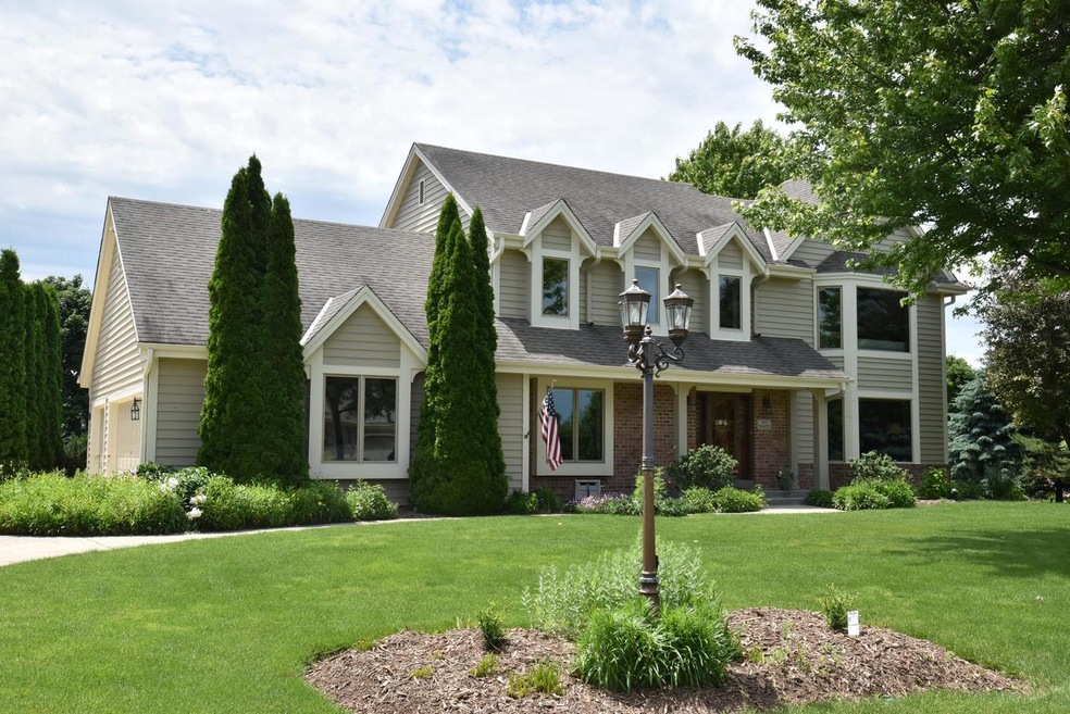 N53W26727 Arrowhead Dr, Pewaukee, WI 53072 - photo 1