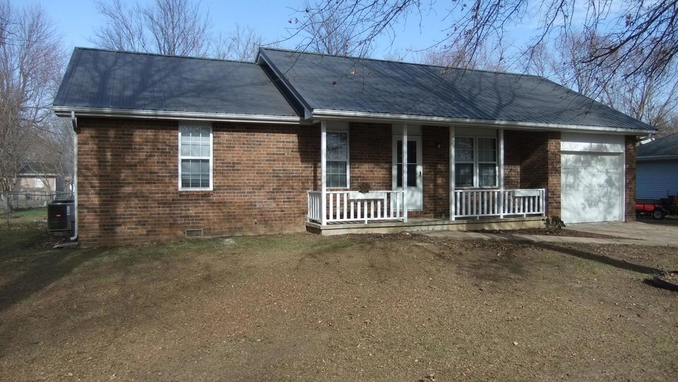 829 W Wollard St, Bolivar, MO 65613 - photo 1