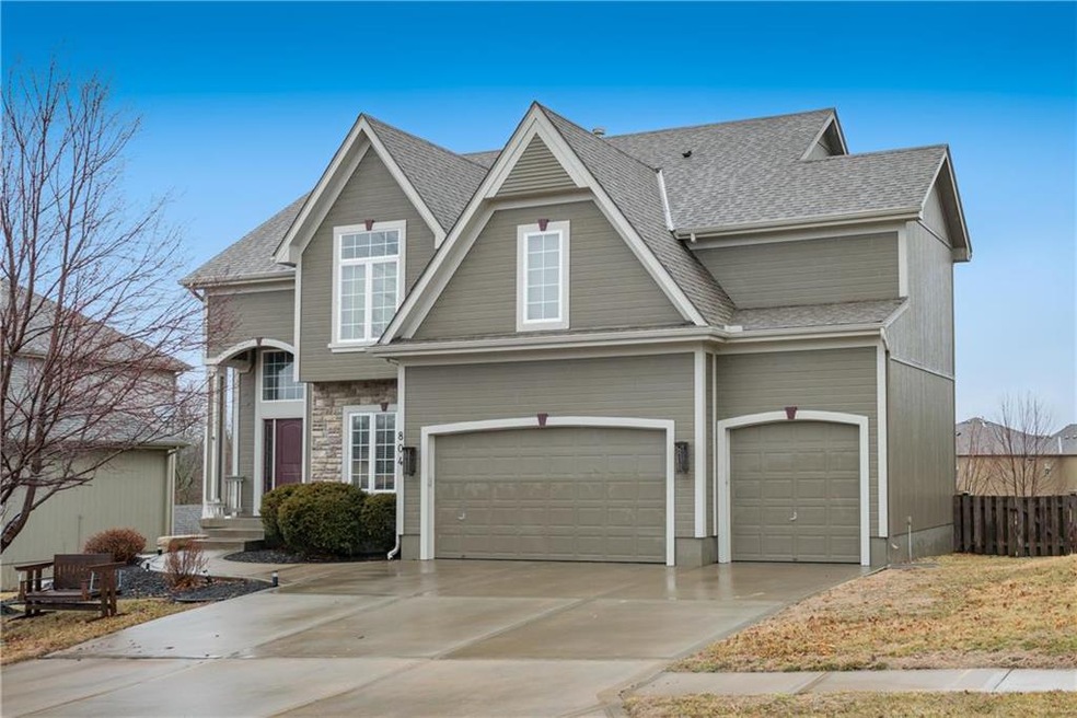 **FORMAL  MODEL HOME**  5+ bed room 3.5 baths GREA