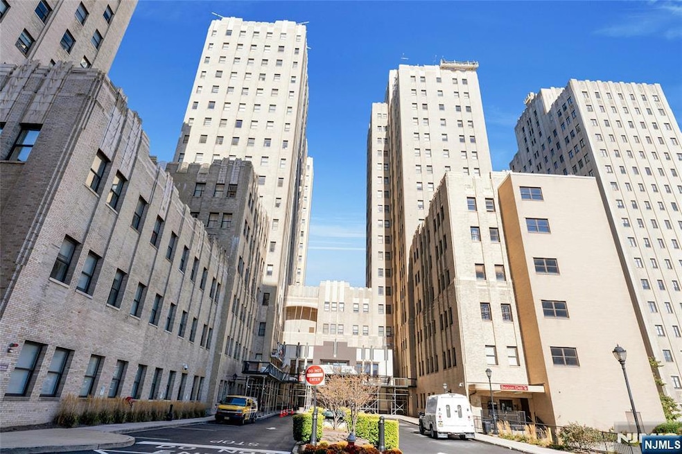 4 Beacon Way unit 800, Jersey City, NJ 07304 - photo 1