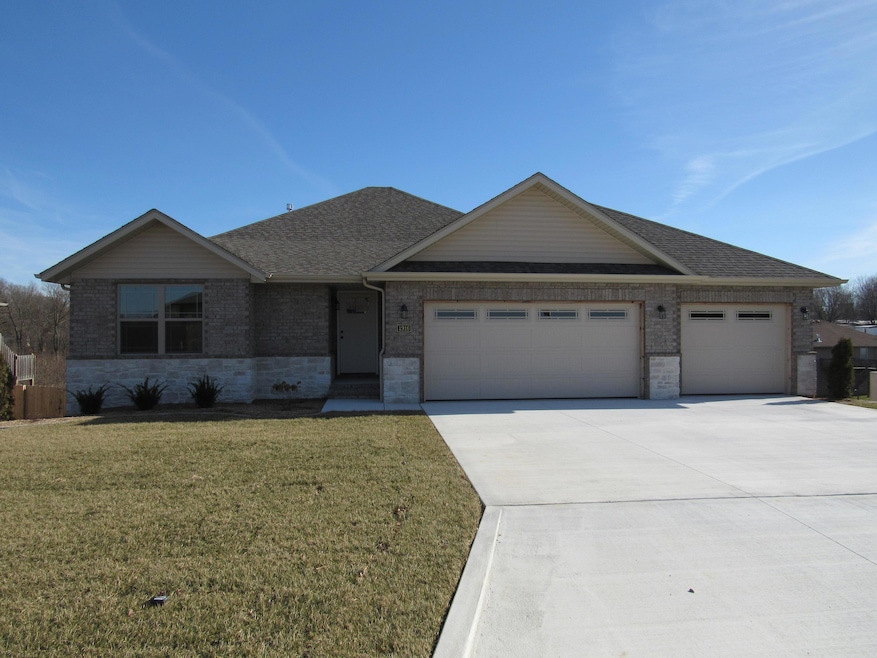 1916 N Seabrook Dr, Nixa, MO 65714 - photo 1