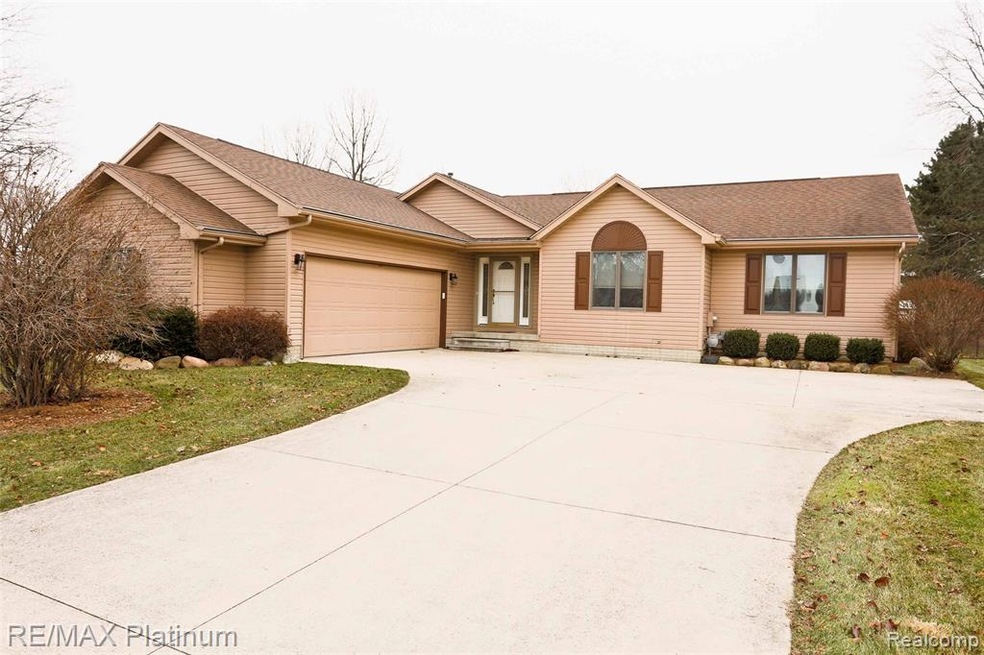 2526 Lost Creek Dr, Flushing, MI 48433 - photo 1