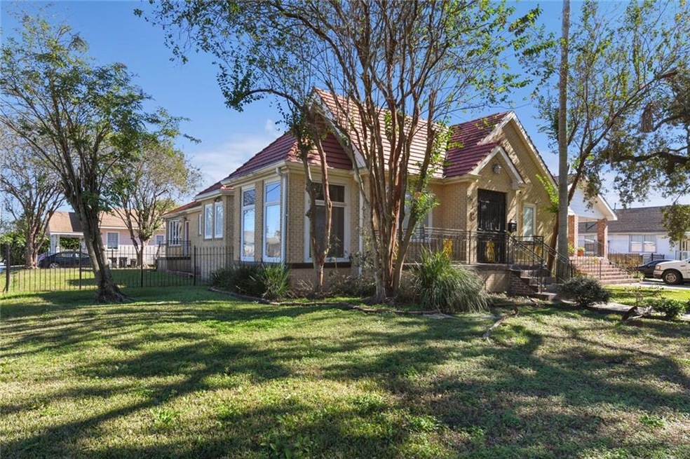 LOCATION ! LOCATION ! LOCATION  BEAUTIFULLY REFURB