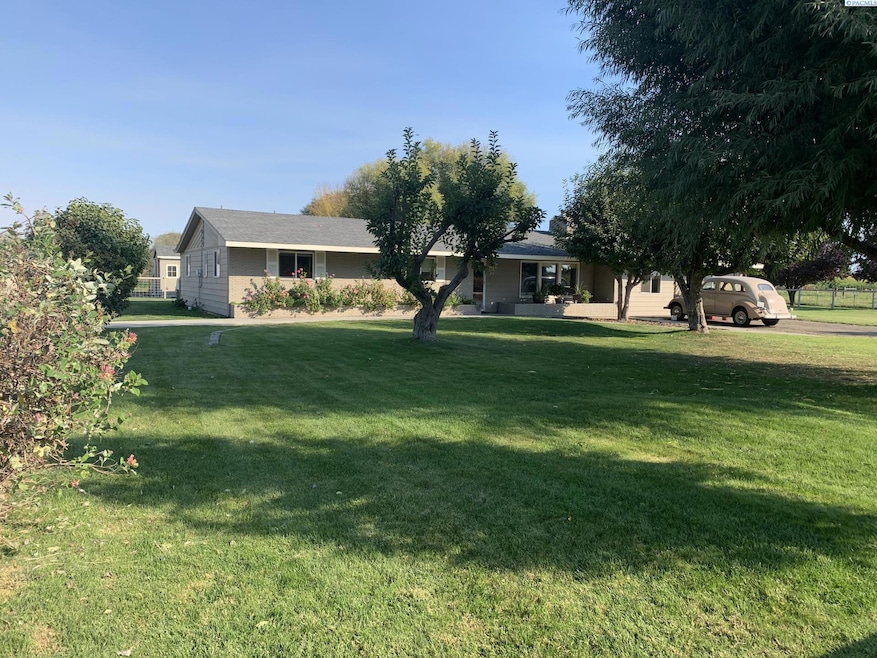 111 Hornby Rd, Grandview, WA 98930 - photo 1