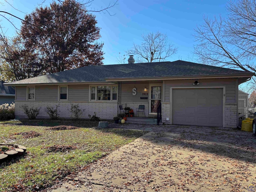 1913 Meadowlark Ln, Emporia, KS 66801 - photo 1