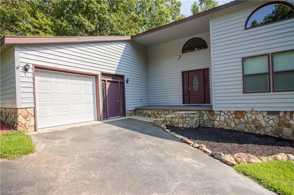 927 Greenleaf Acres Dr, Asheboro, NC 27205 - photo 1