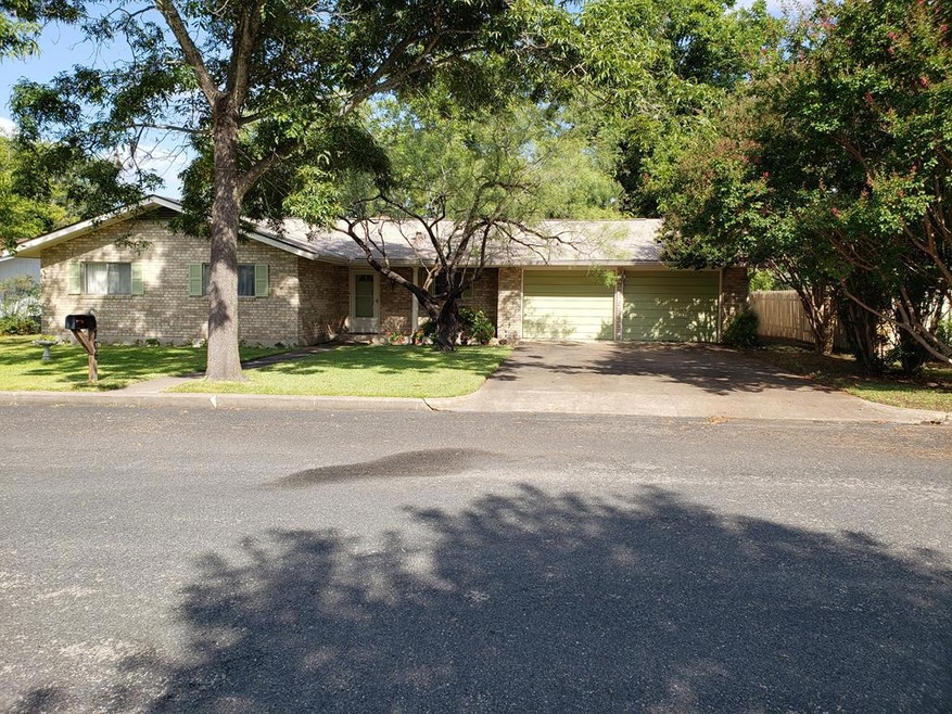 706 N Edison St, Fredericksburg, TX 78624 - photo 1